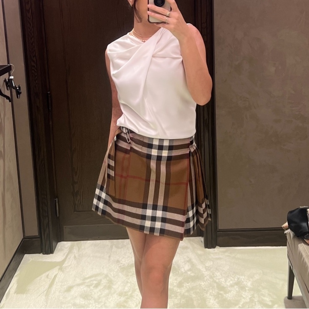 WOOL BURBERRY SKIRT (new with tags)